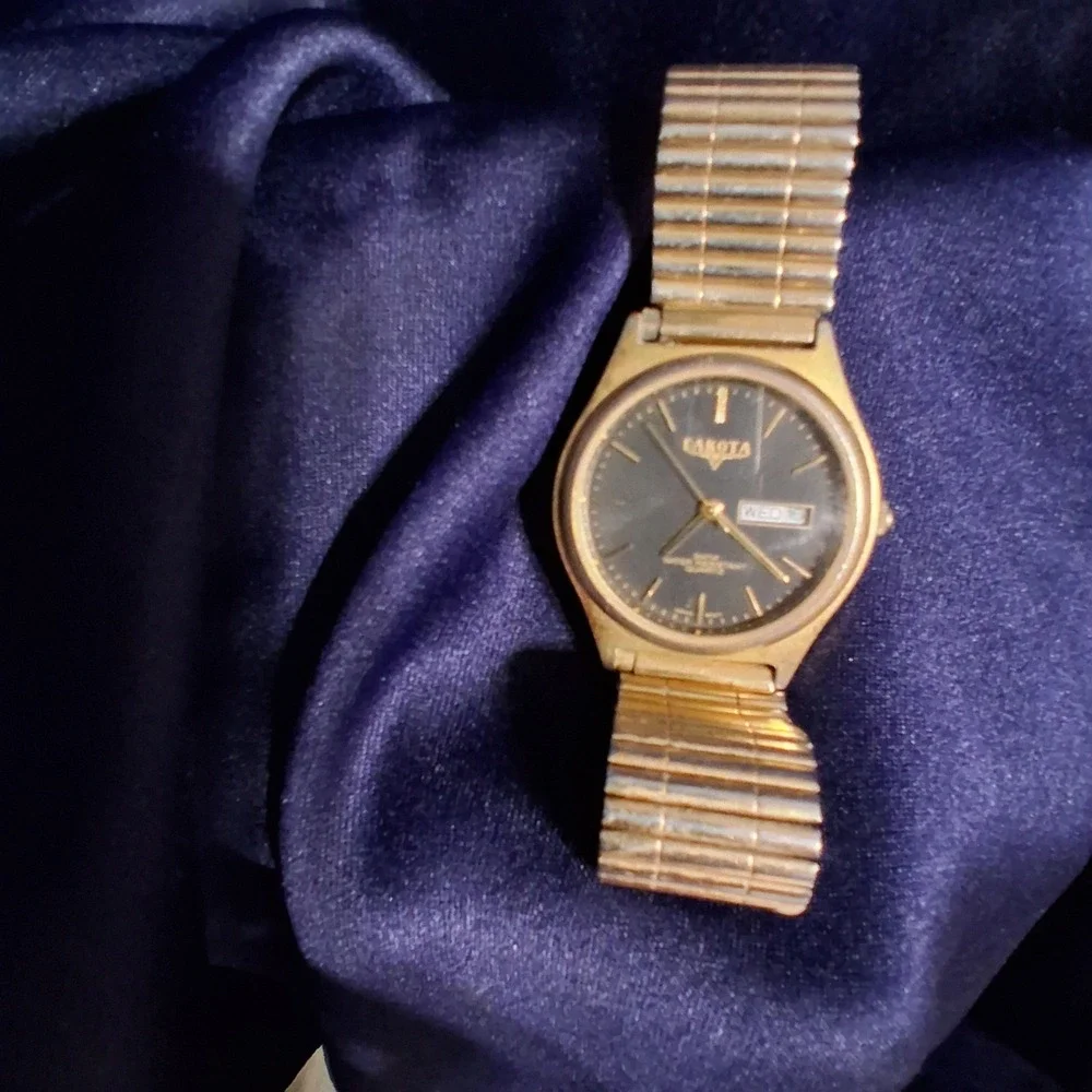 Vintage Dakota Quartz Movement Mens Watch With Day & Date